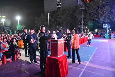 5教职工向基金会捐款11.jpg
