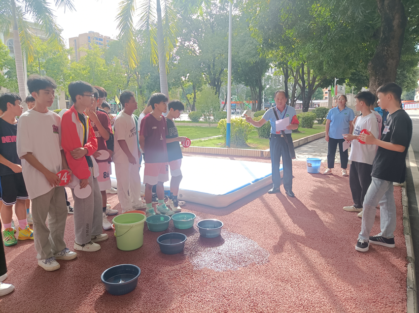 （图为劳克瑞副校长向学生讲解活动规则）.png
