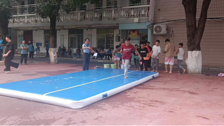 （图为滑面搬运水比赛）.png
