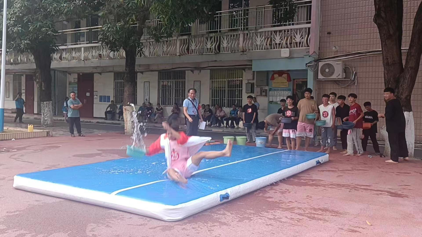 （图为滑面搬运水比赛2）.png