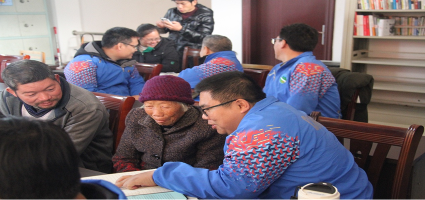 图为我校党员与脱贫户面对面交流.png