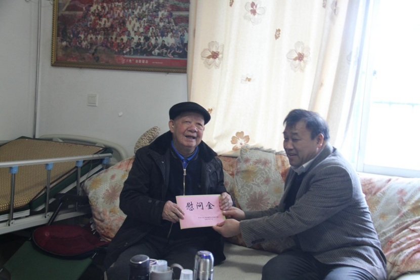 图为慰问组成员韦海溢慰问老党员宋天明.png