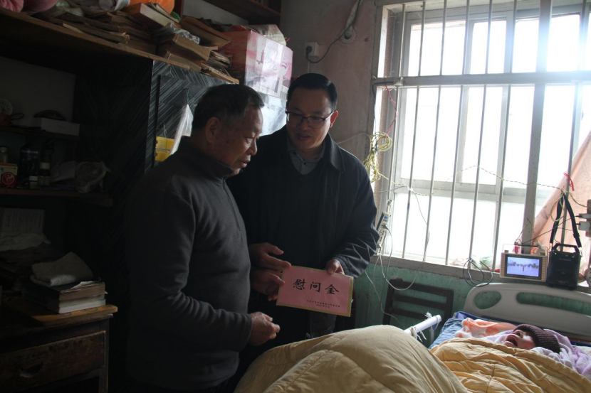 图为慰问组成员莫荣军慰问困难党员农良干.png